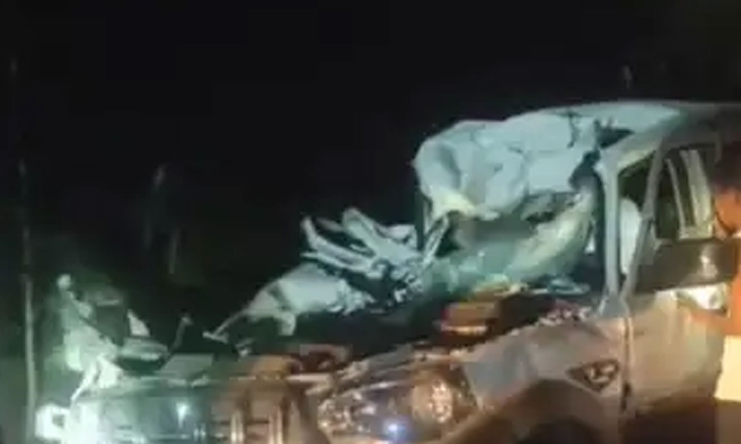 பீகாரில் டிராக்டர் மீது கார் மோதி விபத்து- திருமண கோஷ்டியினர் 8 பேர் பலி