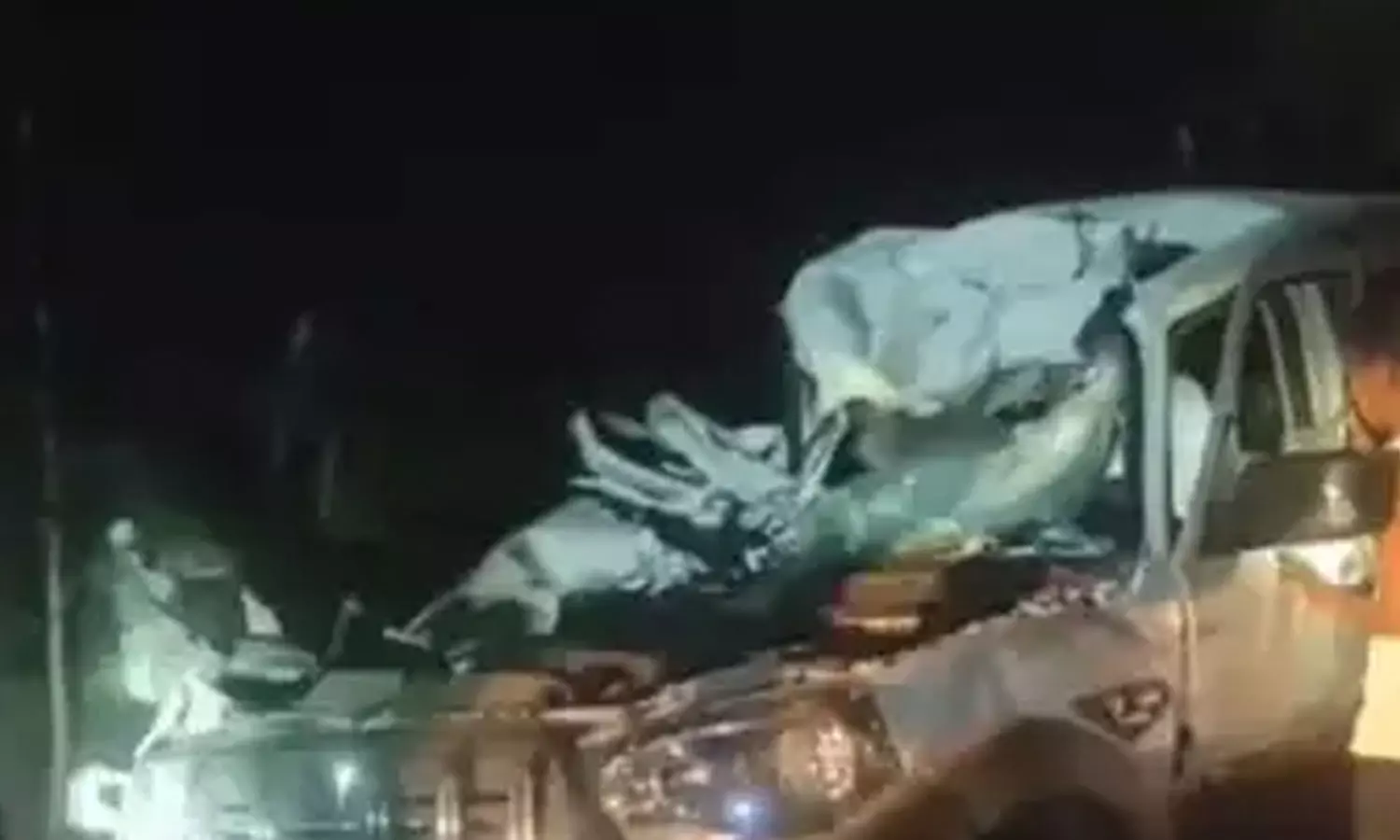 பீகாரில் டிராக்டர் மீது கார் மோதி விபத்து- திருமண கோஷ்டியினர் 8 பேர் பலி