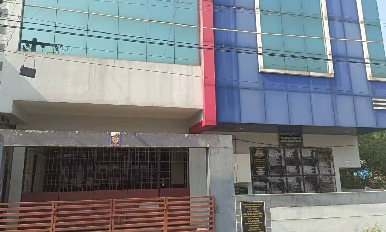 காட்பாடி அருகே தொழிலதிபர் வீட்டில் அமலாக்கத்துறை அதிகாரிகள் சோதனை காட்பாடி அருகே தொழிலதிபர் வீட்டில் அமலாக்கத்துறை அதிகாரிகள் சோதனை