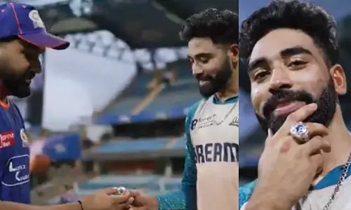 முகமது சிராஜ்-க்கு பிசிசிஐ சார்பில் மோதிரத்தை அணிவித்தார் ரோகித் சர்மா