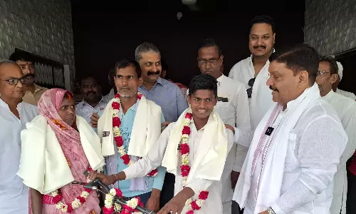 சுதந்திரத்துக்கு பின் முதல் முறையாக.. உ.பி. கிராமத்தில் 10ஆம் வகுப்பு தேர்ச்சி பெற்ற மாணவன்!