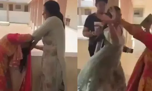 இந்தாம்மா ஏய்.. பள்ளி பிரின்சிபலுடன் குடுமிப்பிடி சண்டை போட்ட நூலகர் - வீடியோ வைரல்