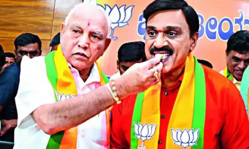 சட்டவிரோத சுரங்க வழக்கில் கர்நாடக முன்னாள் அமைச்சருக்கு  7 ஆண்டுகள் சிறை - சி.பி.ஐ நீதிமன்றம் அதிரடி