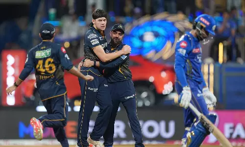 மிரட்டல் பந்து வீச்சு: மும்பையை 155 ரன்களுக்குள் அடக்கிய குஜராத்