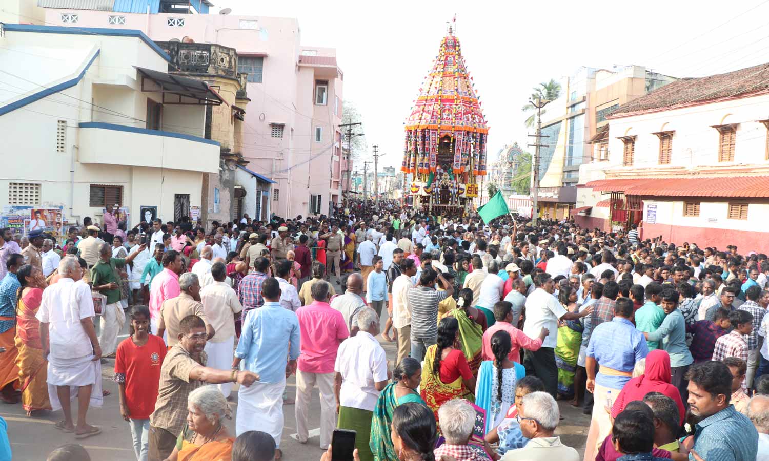 தஞ்சை பெரிய கோவிலில் இன்று சித்திரை திருவிழா தேரோட்டம்- பல்லாயிரக்கணக்கான பக்தர்கள் வடம் பிடித்தனர்