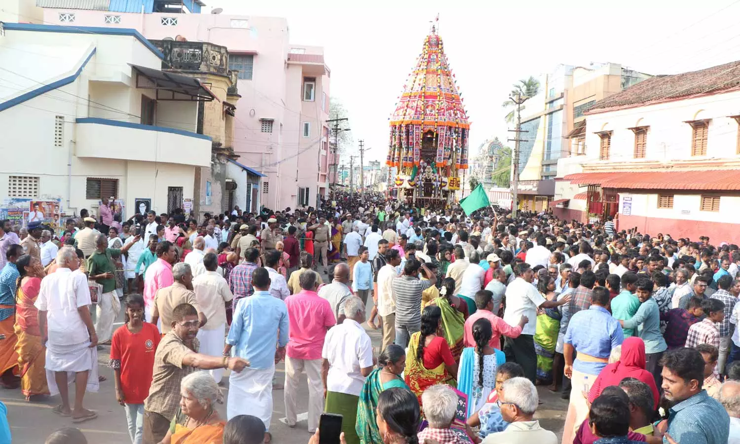 தஞ்சை பெரிய கோவிலில் இன்று சித்திரை திருவிழா தேரோட்டம்- பல்லாயிரக்கணக்கான பக்தர்கள் வடம் பிடித்தனர் தஞ்சை பெரிய கோவிலில் இன்று சித்திரை திருவிழா தேரோட்டம்- பல்லாயிரக்கணக்கான பக்தர்கள் வடம் பிடித்தனர்