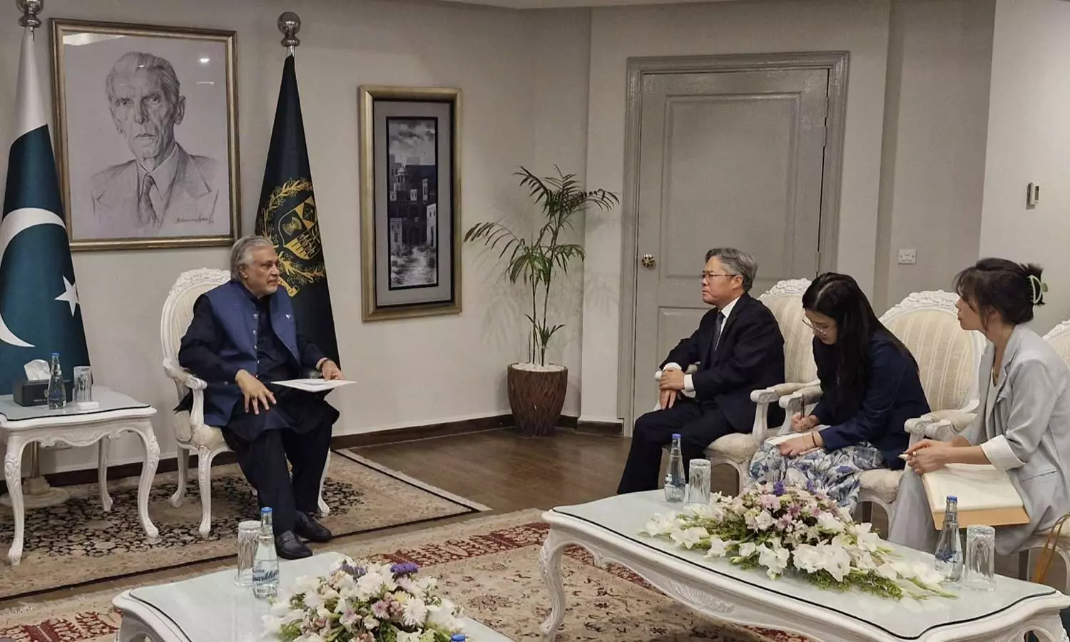 சீனா தூதருடன் ஆலோசனை நடத்திய பாகிஸ்தான் வெளியுறவுத்துறை அமைச்சர் சீனா தூதருடன் ஆலோசனை நடத்திய பாகிஸ்தான் வெளியுறவுத்துறை அமைச்சர்