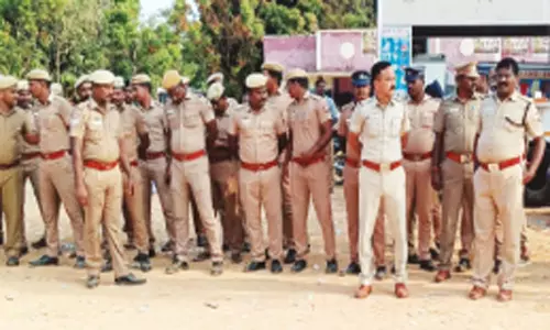 இரு தரப்பினர் மோதலால் ஆலங்குடி வடகாடு கிராமத்தில் 3 மதுக்கடைகள் மூடல் - போலீசார் குவிப்பு