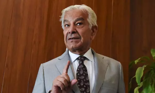 இந்தியாவுடன் பதற்றத்தை தணிக்க தயாராக உள்ளோம் - பாகிஸ்தான் பாதுகாப்பு அமைச்சர் அழைப்பு