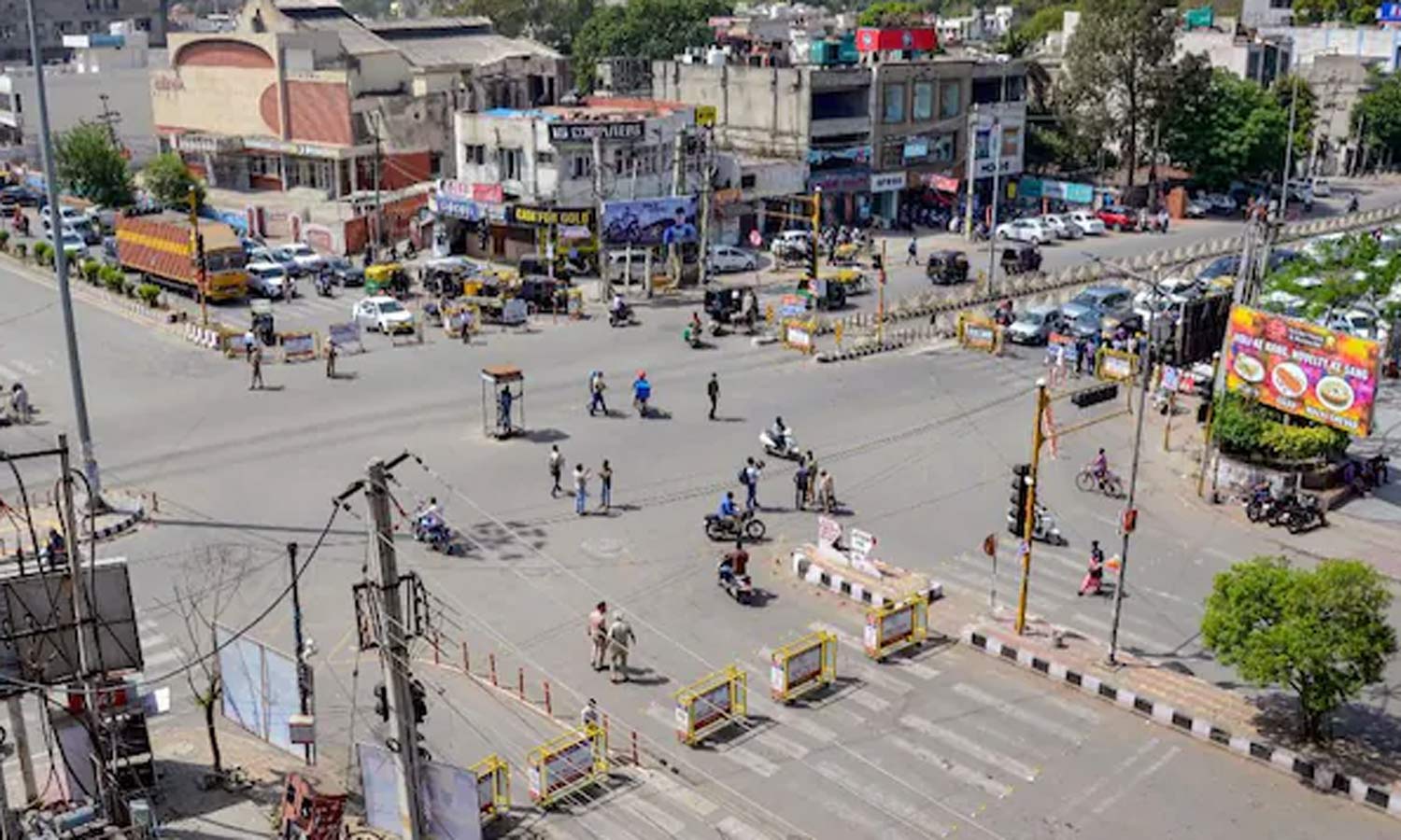 எல்லை பதற்றம்: பஞ்சாபில் பொதுமக்கள் ஒன்று கூட தடை - பள்ளிகளுக்கு விடுமுறை அறிவிப்பு எல்லை பதற்றம்: பஞ்சாபில் பொதுமக்கள் ஒன்று கூட தடை - பள்ளிகளுக்கு விடுமுறை அறிவிப்பு