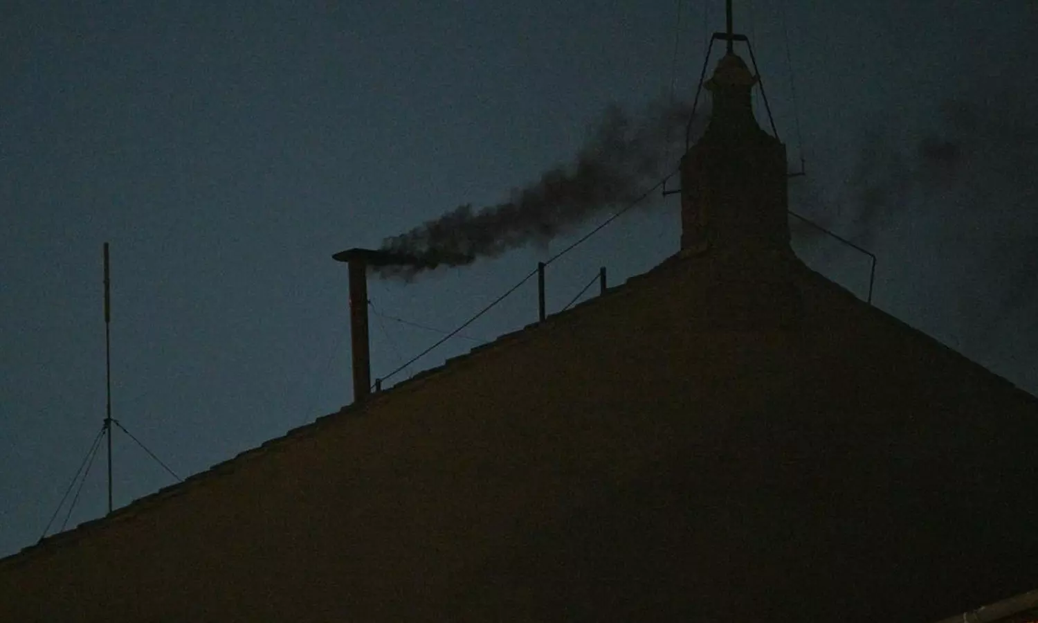 வாடிகனில் நடந்த முதல் வாக்கெடுப்பில் புதிய போப் தேர்வாகவில்லை- கரும்புகை வெளியேற்றம்