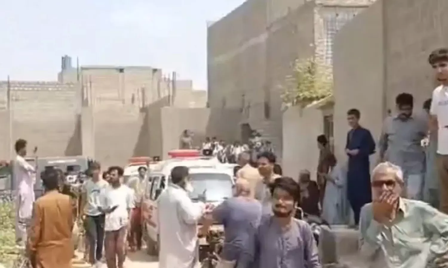 லாகூரை தொடர்ந்து கராச்சியிலும் குண்டுவெடிப்பு - பாகிஸ்தான் மக்கள் பீதி