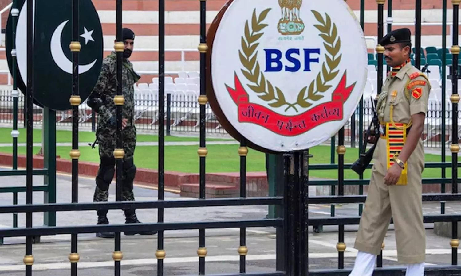 பாகிஸ்தான் எல்லையில் சந்தேகப்படுபவர்கள் இருந்தால் கண்டதும் சுட இந்திய அரசு உத்தரவு பாகிஸ்தான் எல்லையில் சந்தேகப்படுபவர்கள் இருந்தால் கண்டதும் சுட இந்திய அரசு உத்தரவு