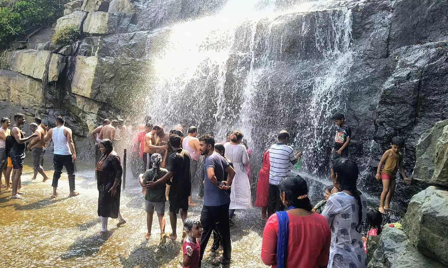 சின்ன சுருளி அருவியில் அலைமோதிய சுற்றுலா பயணிகள் கூட்டம்