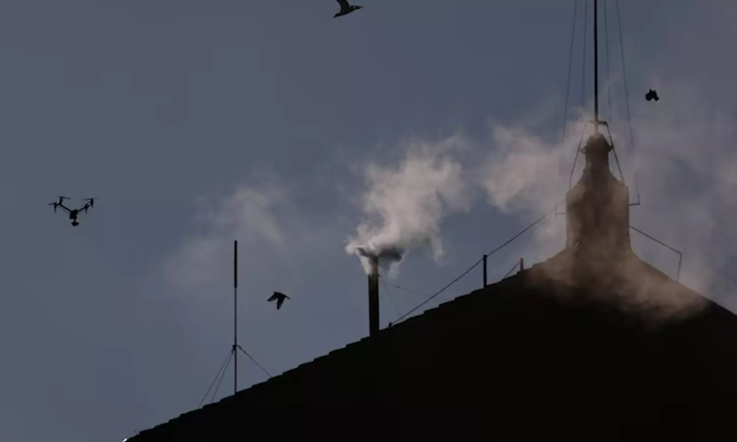 வாடிகனில் புதிய போப் ஆண்டவர் தேர்வு- வெள்ளை புகை வெளியேற்றம்