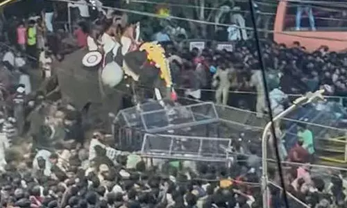 திருச்சூர் பூரம்: யானை அட்டகாசம் - கூட்ட நெரிசலில் சிக்கி 65 பேர் படுகாயம்