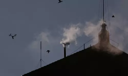 வாடிகனில் புதிய போப் ஆண்டவர் தேர்வு- வெள்ளை புகை வெளியேற்றம்