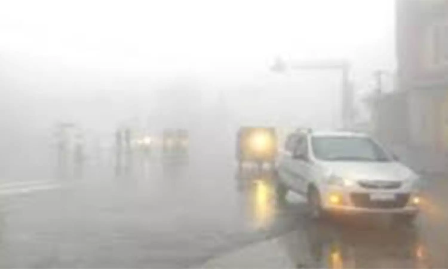 ஏற்காட்டில் சாரல் மழை- சுற்றுலா பயணிகள் மகிழ்ச்சி ஏற்காட்டில் சாரல் மழை- சுற்றுலா பயணிகள் மகிழ்ச்சி