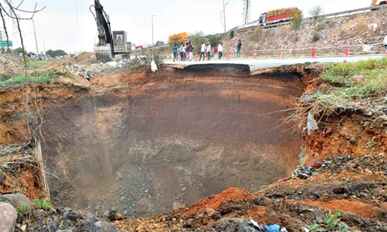 ஆந்திராவில் பெங்களூரு-ஐதராபாத் சாலையில் 16 மீட்டர் ஆழத்தில் திடீர் பள்ளம்