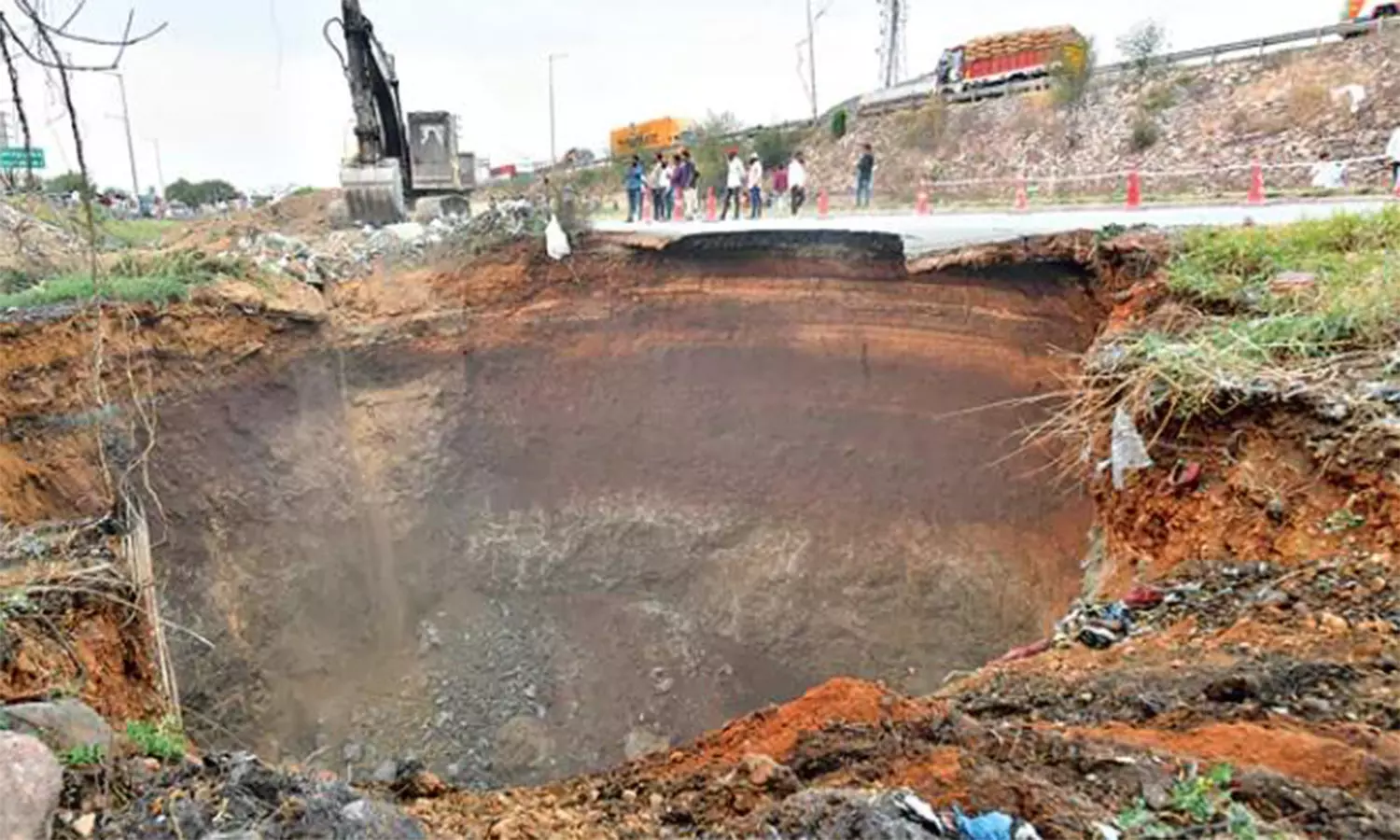 ஆந்திராவில் பெங்களூரு-ஐதராபாத் சாலையில் 16 மீட்டர் ஆழத்தில் திடீர் பள்ளம்