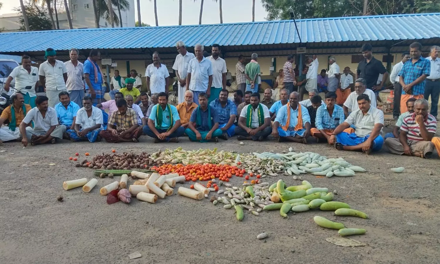 தாராபுரம் உழவர்சந்தையில் காய்கறிகளை தரையில் கொட்டி விவசாயிகள் திடீர் போராட்டம் தாராபுரம் உழவர்சந்தையில் காய்கறிகளை தரையில் கொட்டி விவசாயிகள் திடீர் போராட்டம்