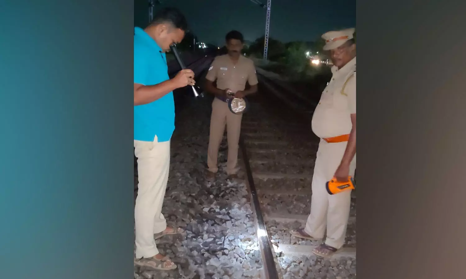 தண்டவாளத்தில் கற்களை வைத்து ரெயிலை கவிழ்க்க சதி- போலீசார் விசாரணை தண்டவாளத்தில் கற்களை வைத்து ரெயிலை கவிழ்க்க சதி- போலீசார் விசாரணை
