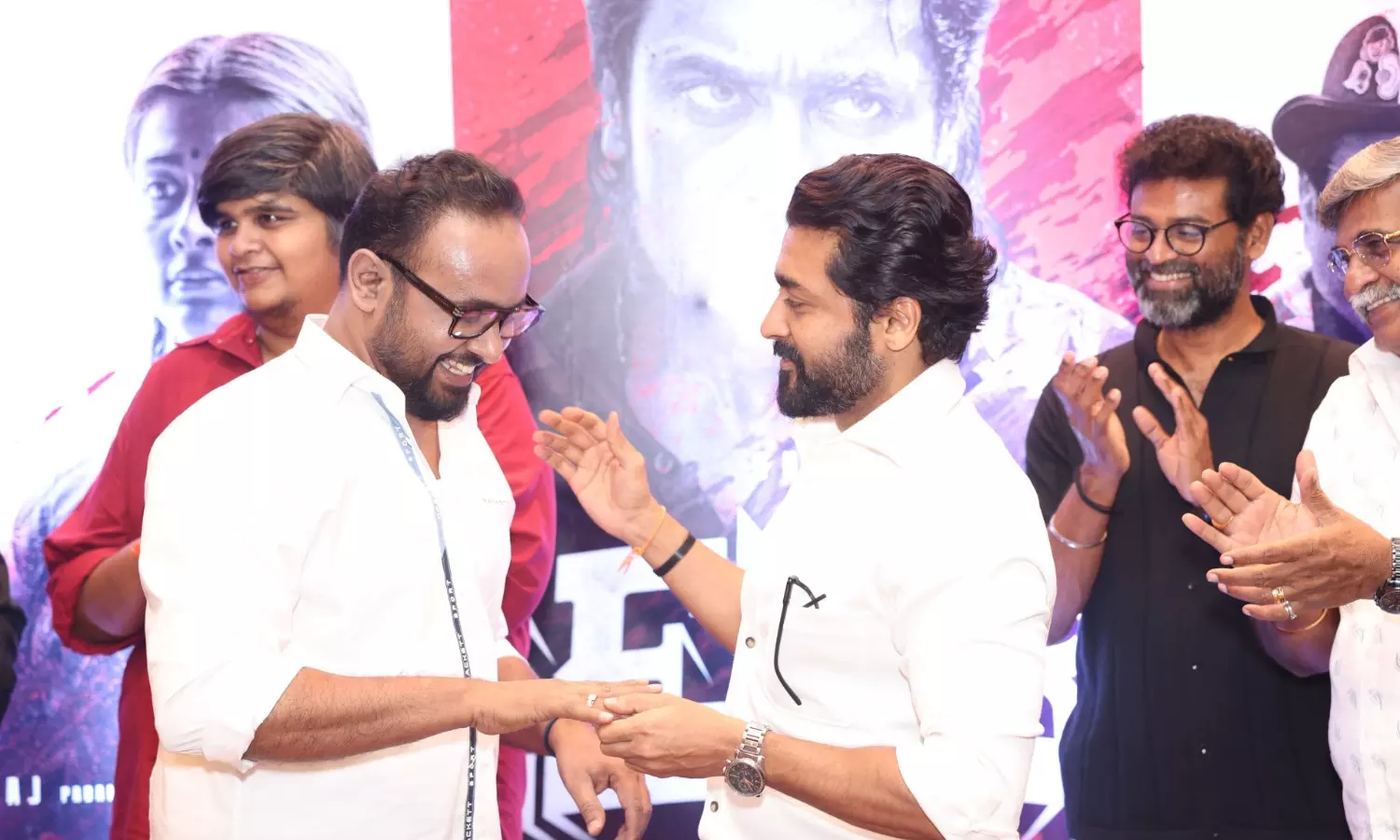 ரெட்ரோ நாயகனுக்கு வைர மோதிரம் பரிசளிப்பு