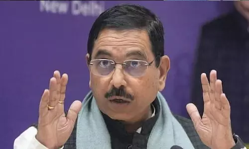 உணவு மற்றும் அத்தியாவசிய பொருட்களுக்கு தட்டுப்பாடு இல்லை.. பீதியடைய வேண்டாம் - மத்திய அமைச்சர்