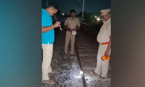 தண்டவாளத்தில் கற்களை வைத்து ரெயிலை கவிழ்க்க சதி- போலீசார் விசாரணை