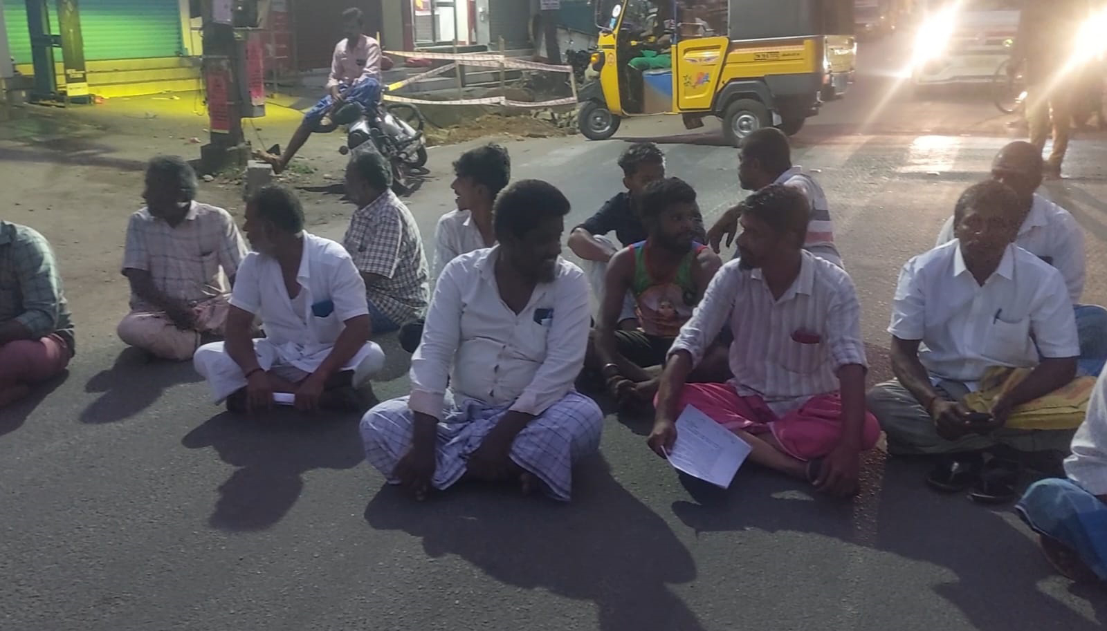 தாராபுரத்தில் வியாபாரிகள் சாலை மறியல்- போக்குவரத்து பாதிப்பு