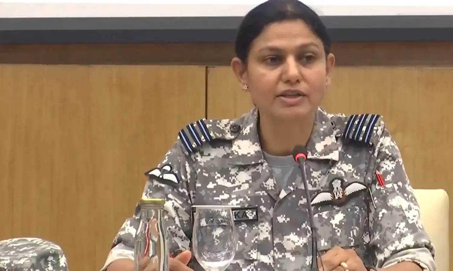 பாகிஸ்தானின் ஆயுத சேமிப்பு கிடங்குகள் மீது தாக்குதல் - விங் கமாண்டர் வியோமியா சிங் பாகிஸ்தானின் ஆயுத சேமிப்பு கிடங்குகள் மீது தாக்குதல் - விங் கமாண்டர் வியோமியா சிங்