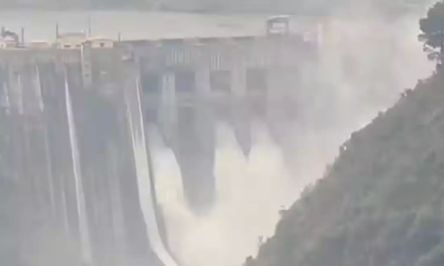 செனாப் நதி தண்ணீரை திறந்து விட்ட இந்தியா செனாப் நதி தண்ணீரை திறந்து விட்ட இந்தியா