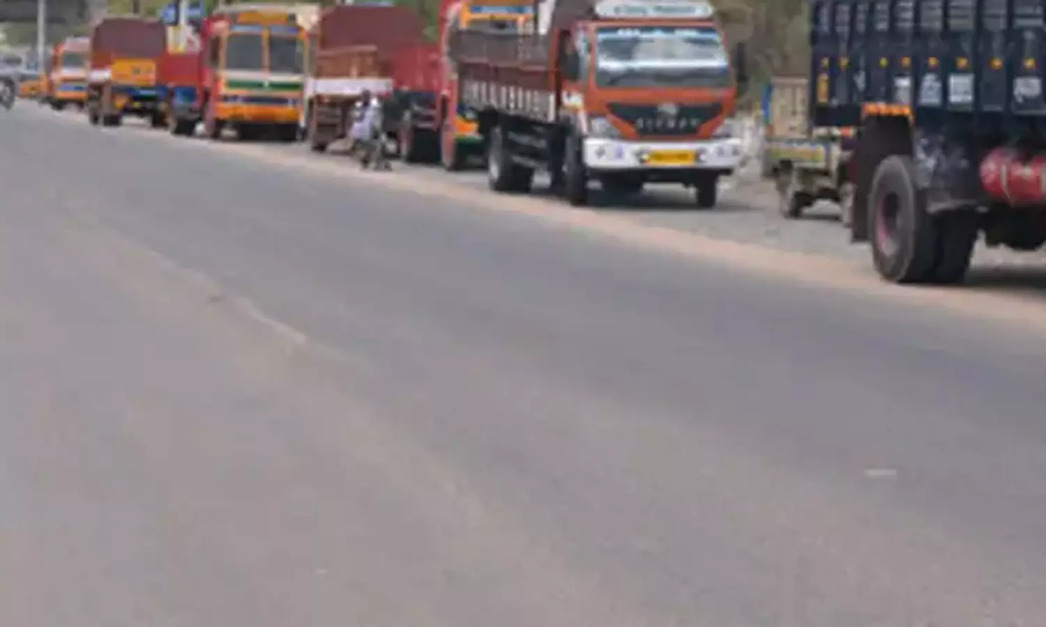 மீஞ்சூர் வல்லூர் சாலையில் லாரிகளை நிறுத்தினால் அபராதம் மீஞ்சூர் வல்லூர் சாலையில் லாரிகளை நிறுத்தினால் அபராதம்