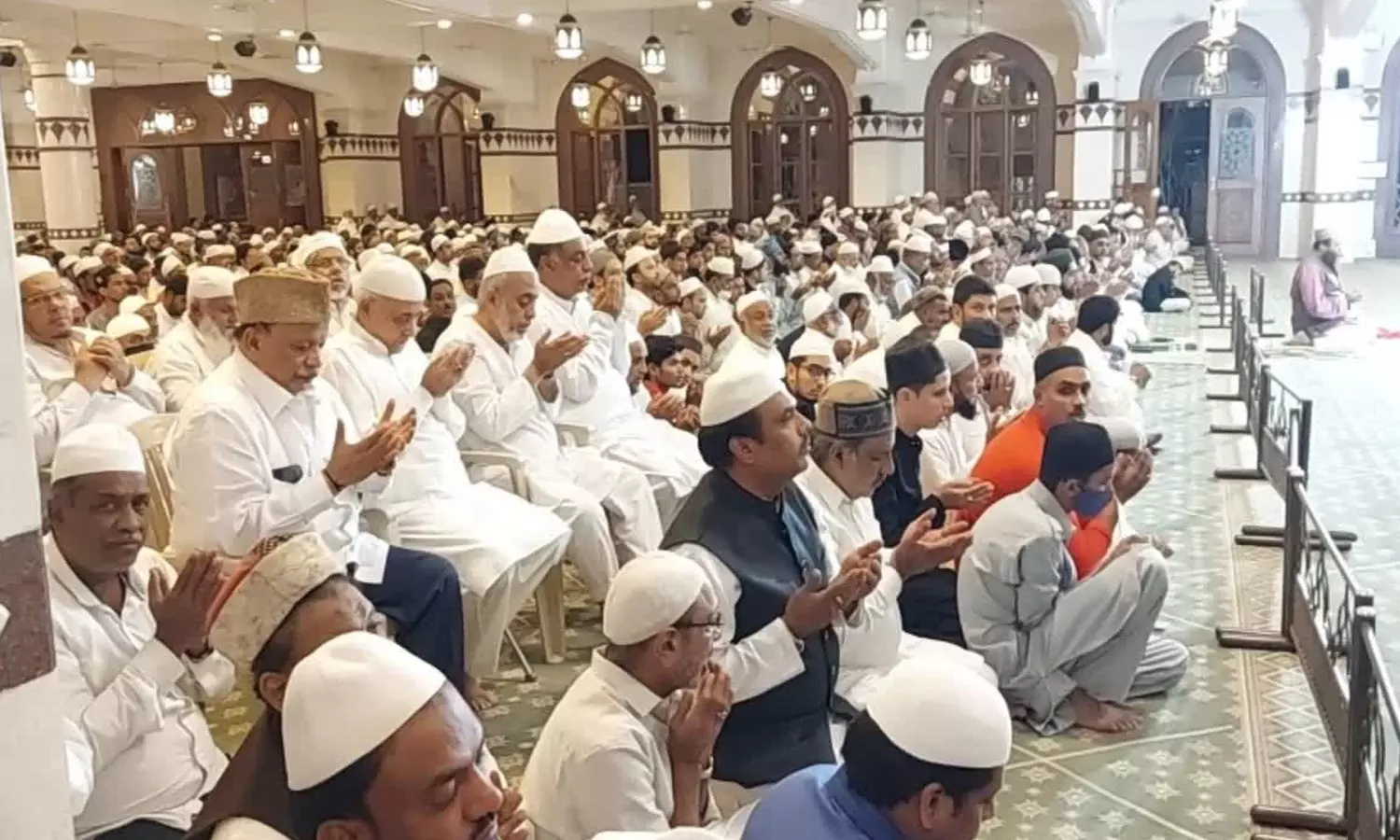 காஷ்மீரில் அமைதி நிலவ மசூதிகளில் சிறப்பு பிரார்த்தனை காஷ்மீரில் அமைதி நிலவ மசூதிகளில் சிறப்பு பிரார்த்தனை