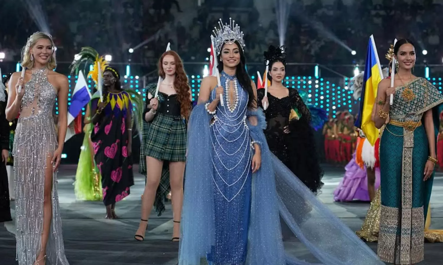 VIDEO: 72வது உலக அழகிப் போட்டி ஐதராபாத்தில் கோலாகலமாக தொடக்கம்.. மேடையில் ஒய்யார நடைபோட்ட அழகிகள்!