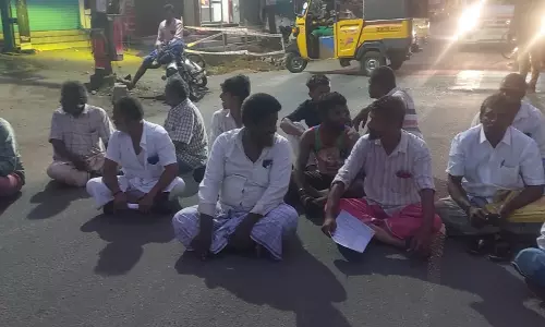 தாராபுரத்தில் வியாபாரிகள் சாலை மறியல்- போக்குவரத்து பாதிப்பு