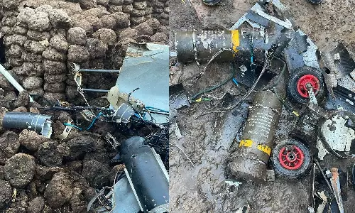 பாகிஸ்தான் விடிய விடிய தாக்குதல்: இந்தியா பதிலடி- ஆங்காங்கே சிதறிக் கிடக்கும் ஏவுகணை, டிரோன் பாகங்கள்..!