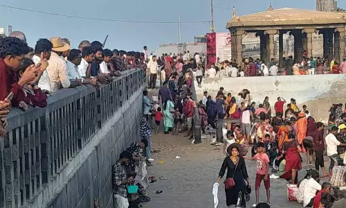 கன்னியாகுமரி கடற்கரையில் அலைமோதிய சுற்றுலா பயணிகள்