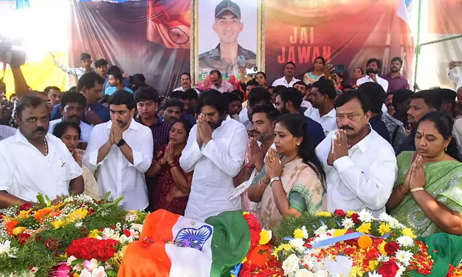 மறைந்த ராணுவ வீரரின் உடலுக்கு பவன் கல்யாண் அஞ்சலி - ரூ.25 லட்சம் நிதியுதவி அறிவிப்பு