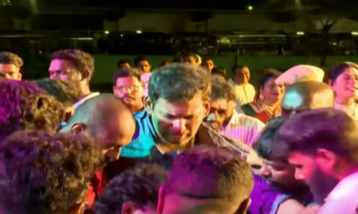 VIDEO: அழகிப் போட்டி நிகழ்ச்சியில் மேடையிலேயே மயங்கி விழுந்த நடிகர் விஷால்