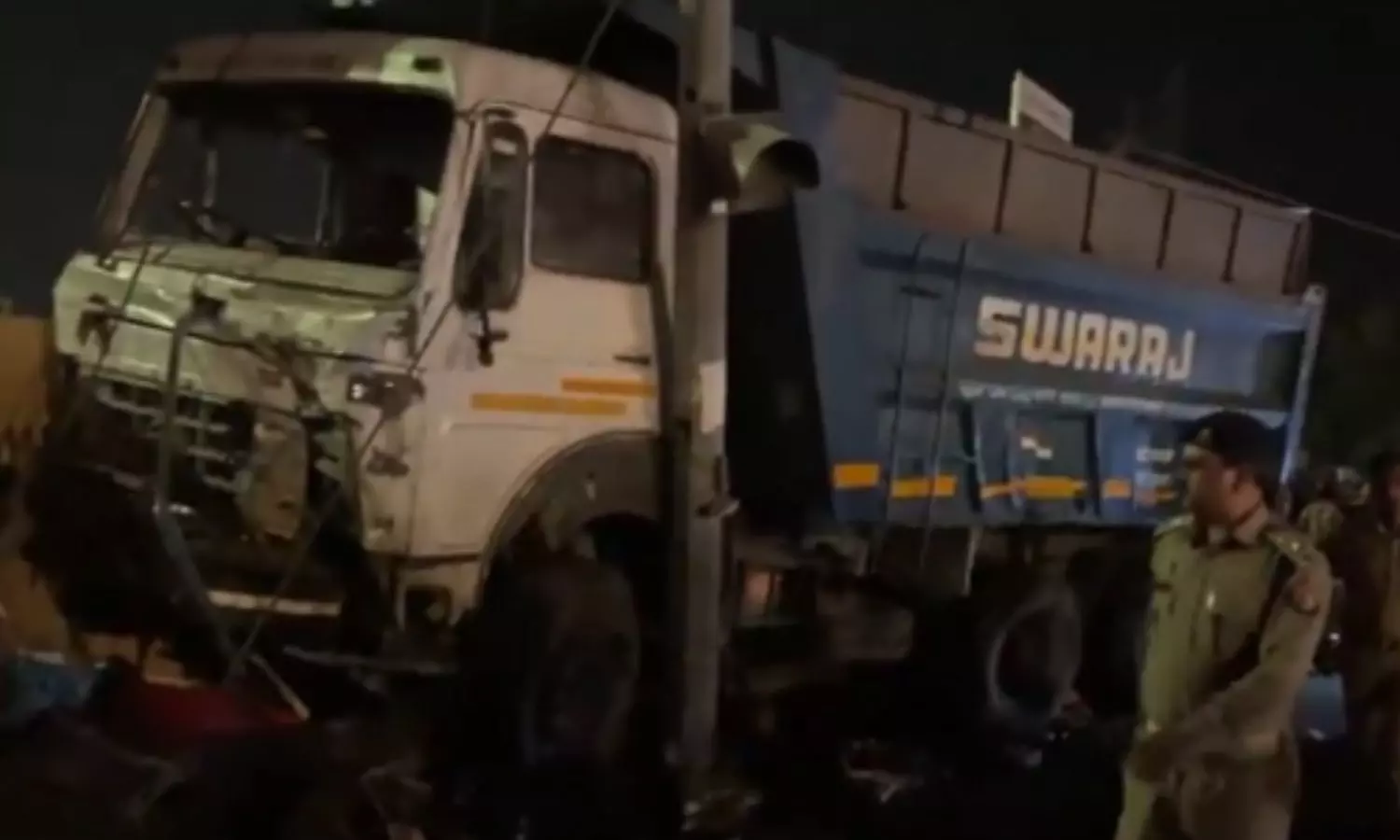 நள்ளிரவில் கோரம்: சாலை விபத்தில் சிக்கி 14 பேர் உயிரிழப்பு..  பலர் படுகாயம்