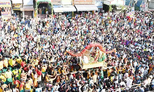 மதுரை வந்தடைந்த கள்ளழகருக்கு பக்தர்கள் எதிர்சேவை வரவேற்பு- நாளை அதிகாலை வைகை ஆற்றில் எழுந்தருளுகிறார்
