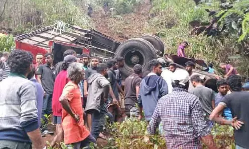 இலங்கையில் பேருந்து கவிழ்ந்து விபத்து: 21 பேர் உயிரிழப்பு