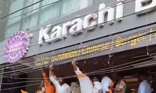 VIDEO: ஐதராபாத்தின் பழம்பெரும் கராச்சி பேக்கரியை அடித்து நொறுக்கிய பாஜக ஆதரவாளர்கள்