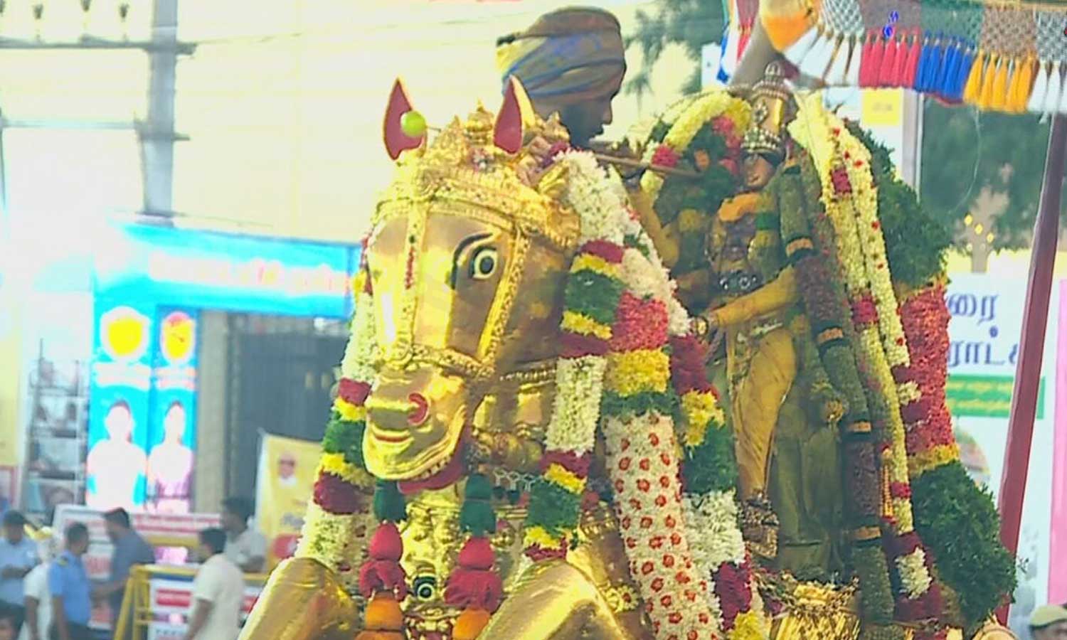 பச்சைப்பட்டு உடுத்தி வைகை ஆற்றில் இறங்கினார் கள்ளழகர்