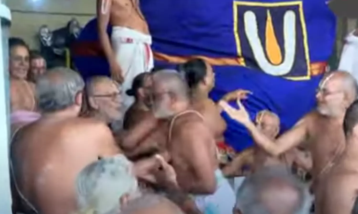 காஞ்சிபுரம் வரதராஜ பெருமாள் கோவிலில் மீண்டும் வெடித்த வடகலை - தென்கலை பிரச்சனை காஞ்சிபுரம் வரதராஜ பெருமாள் கோவிலில் மீண்டும் வெடித்த வடகலை - தென்கலை பிரச்சனை