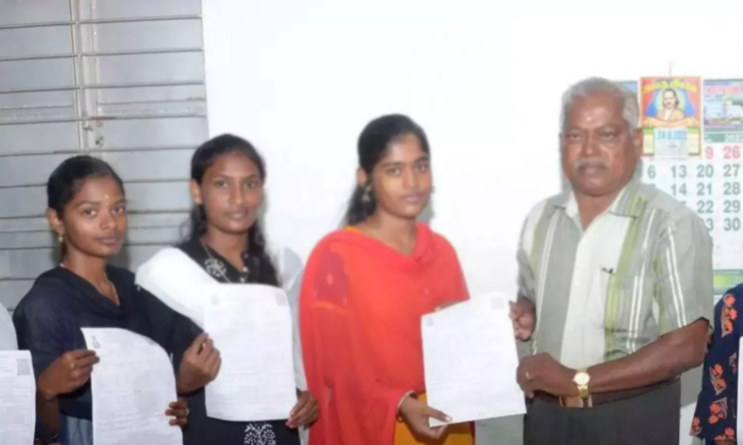 பிளஸ்-2 மதிப்பெண் சான்றிதழ் பள்ளிகளில் இன்று வினியோகம்