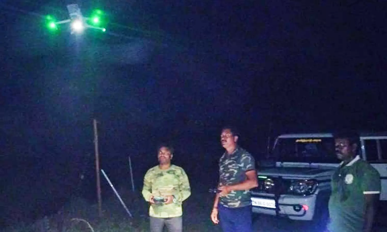 வனப்பகுதியில் இருந்து வெளியேறிய ஒற்றை யானையை டிரோன் மூலம் கண்காணிக்கும் வனத்துறையினர்