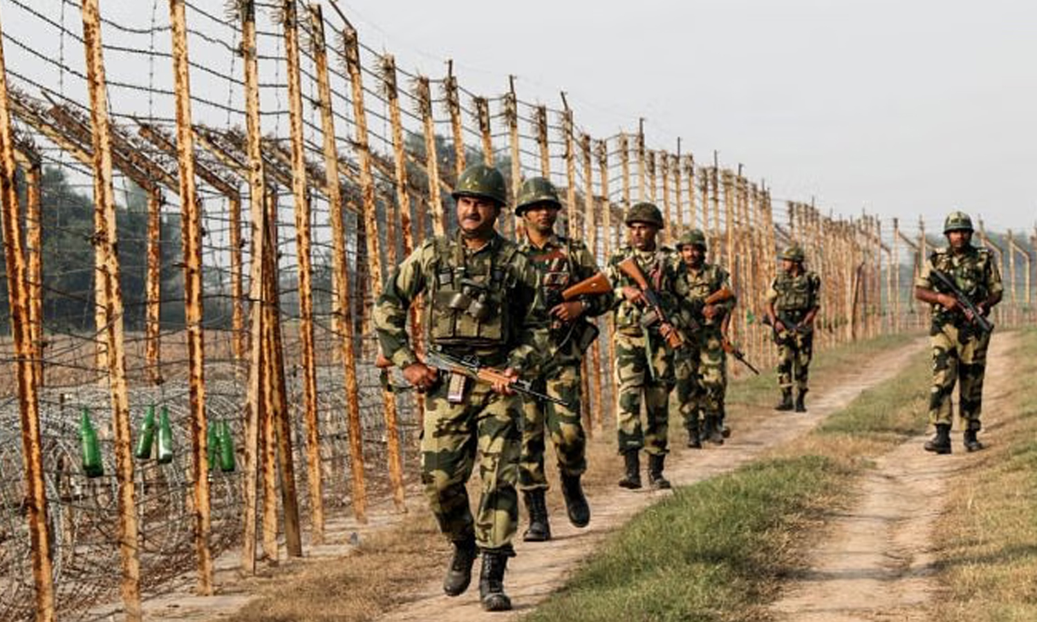 எல்லையில் வீரர்களை குறைப்பதை உறுதி செய்ய உடனடி நடவடிக்கை- பேச்சுவார்த்தையில் இருநாடுகளும் ஒப்புதல் எல்லையில் வீரர்களை குறைப்பதை உறுதி செய்ய உடனடி நடவடிக்கை- பேச்சுவார்த்தையில் இருநாடுகளும் ஒப்புதல்