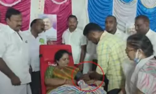 ரத்த தானம் செய்வது போல் நடித்த அ.தி.மு.க. மாவட்ட செயலாளர் - வைரலான வீடியோ